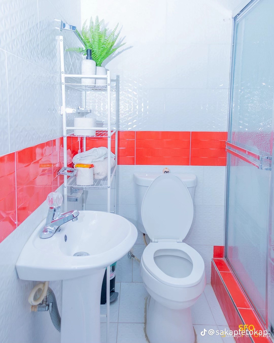 Salle de bain avec douche et faïence rouge